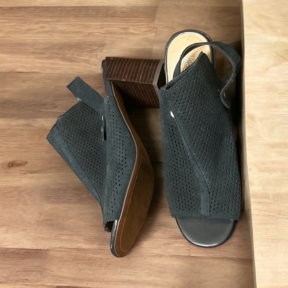 Navy Heeled Boot with Peep Toe opening Size 8 Like new! FLAWLESS - Picture 3 of 5